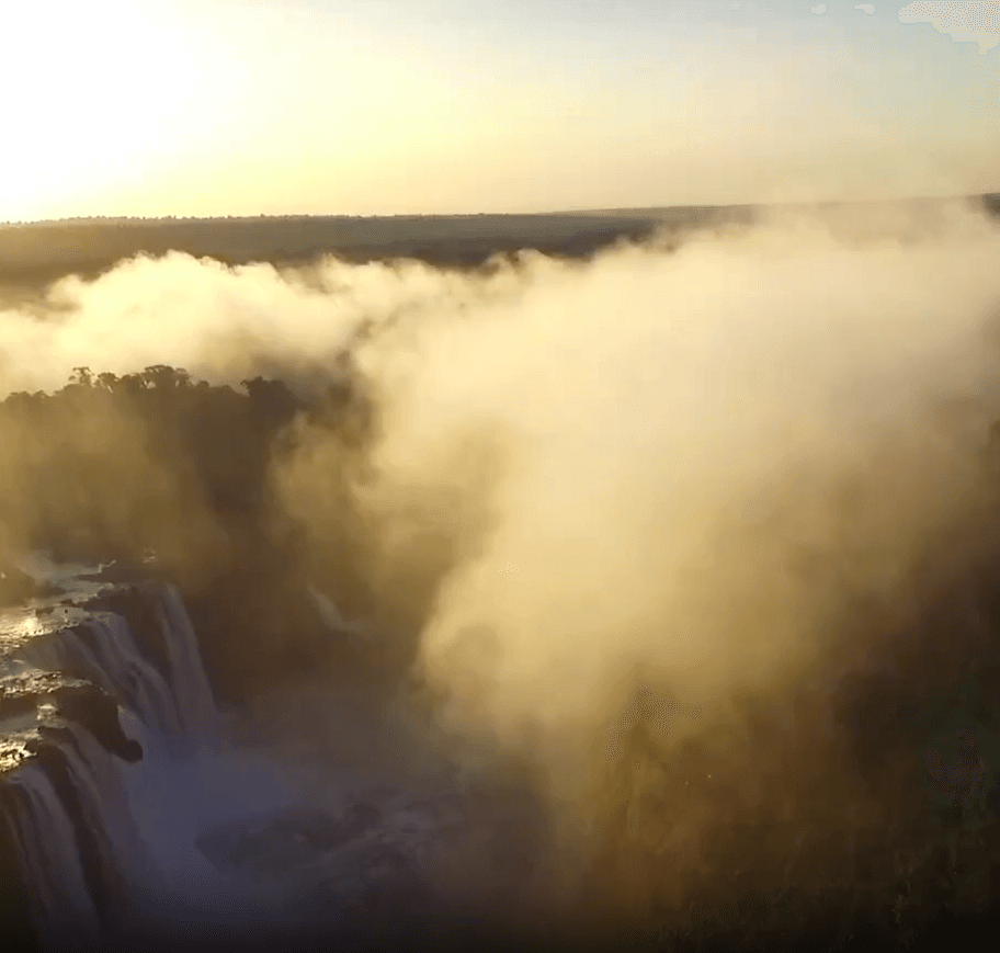 Imagem estática de uma van em um tour pelas Cataratas do Iguaçu, usada como fallback para o vídeo
